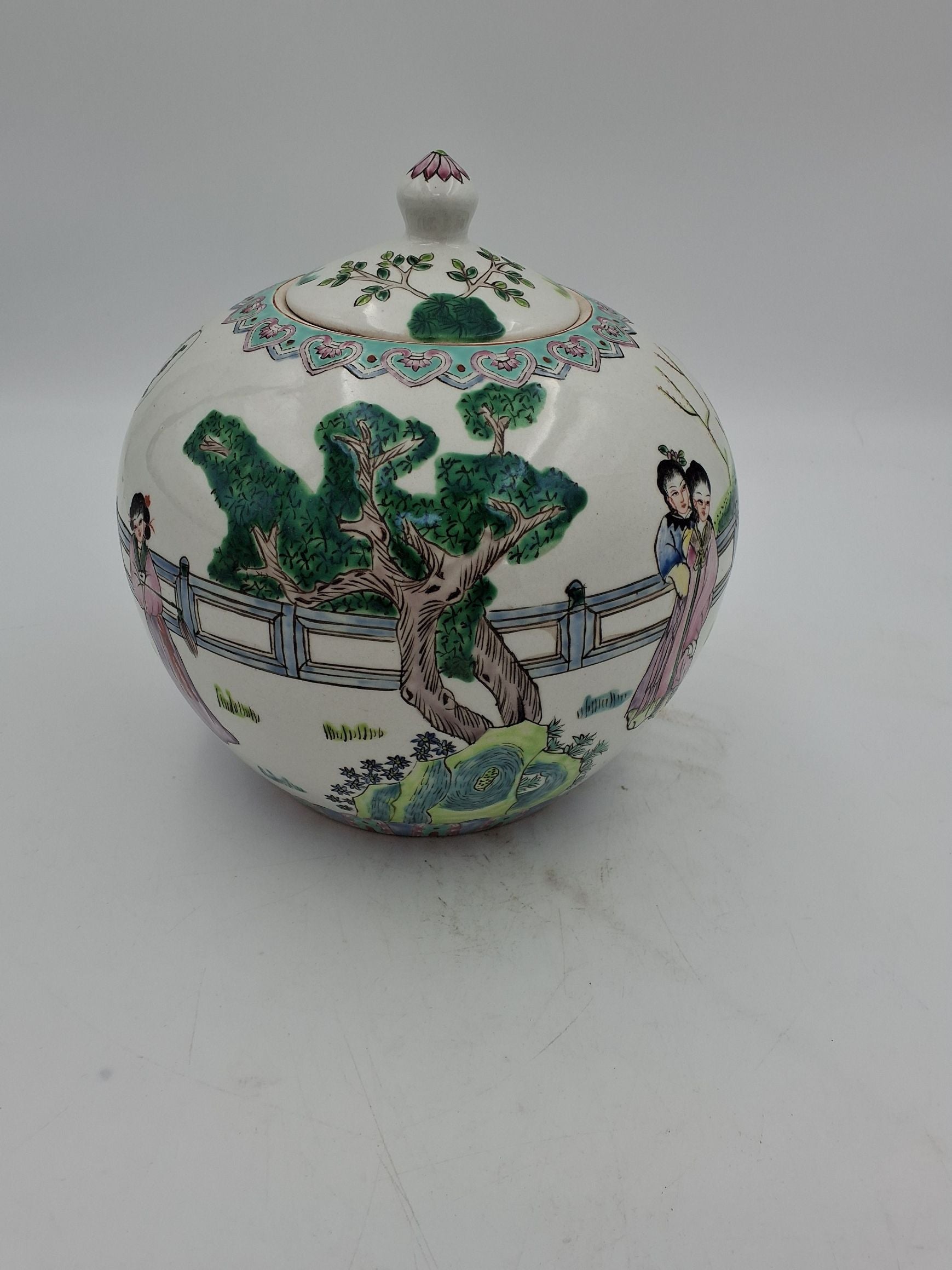 2. Famille Rose porcelænskrukke